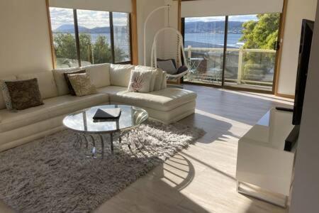 Spacious Modern Home Outstanding Views Sleeps 9 Χόμπαρτ Εξωτερικό φωτογραφία